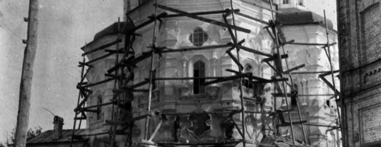 All Saints Church of the Kyiv-Pechersk Lavra. To the right is the entrance to the “Workshops” of the All-Ukrainian Polytechnic Courses for People with Disabilities. 1920–30s [ЦДКФФА України, од. зб. 4-1230]