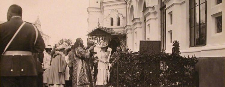 Хресний хід у Лаврі 29.08.1911 р. біля могили І. Іскри і В. Кочубея