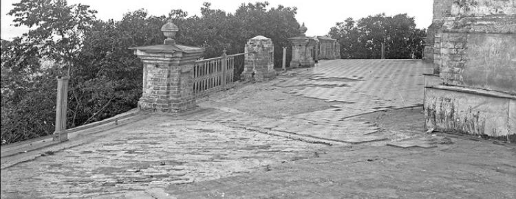 Фрагмент балюстради Андріївської церкви у Києві. 1930‑ті рр. [НА ІА НАН України, ф. 57]