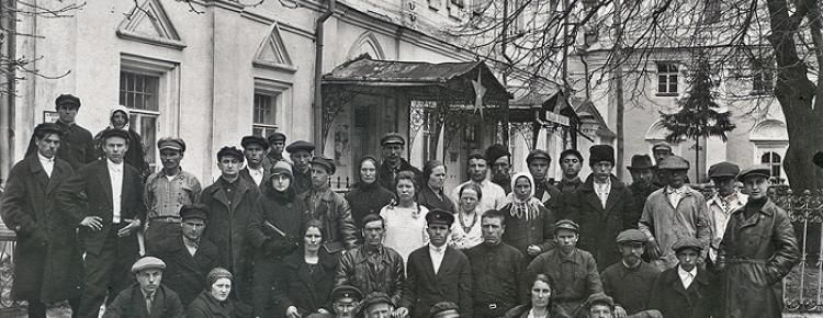 Відвідувачі Лаврського заповідника біля корпусу № 7. 1920 ті рр. 