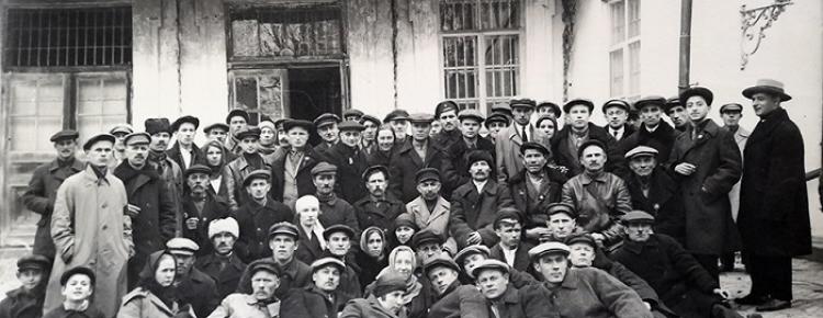 Відвідувачі Всеукраїнського музейного городка біля корпусу № 2 – відділу шиття та тканини. 1929 р. 