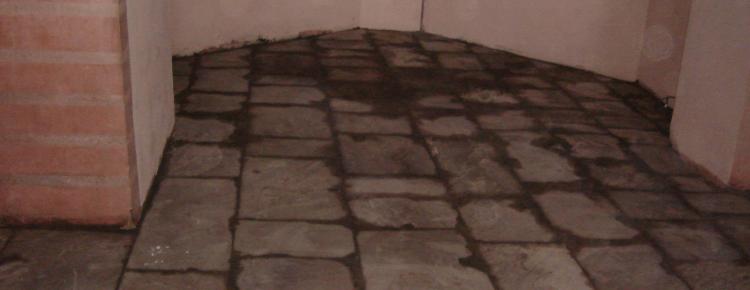 Інтер’єр церкви. боковий приділ. Улаштування підлоги з плит пісковика