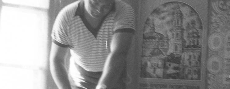 В. О. Харламов у своєму робочому кабінеті на території Заповідника. 1986 р.