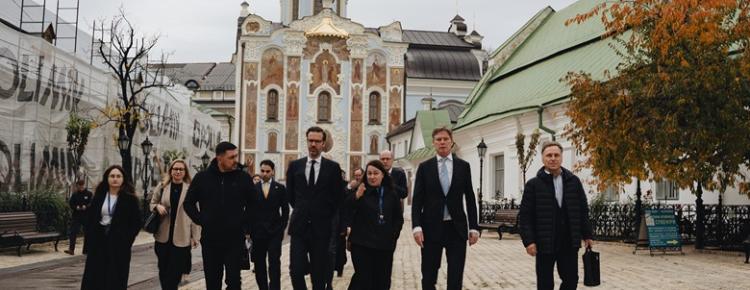 Захист спадщини та підтримка України: Києво-Печерську лавру відвідала делегація Нідерландів зображення 3