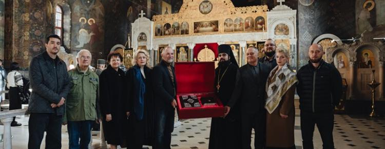 Зі слідами часу: Києво-Печерська лавра отримала в дар копію Пересопницького Євангелія зображення 5