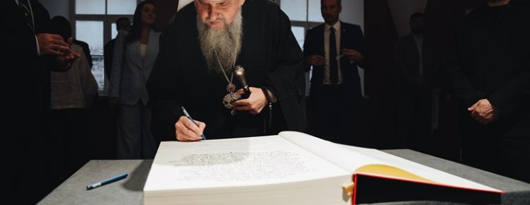 У Лаврі започаткували Книгу хранителів і ктиторів та відкрили виставку скарбів ризниці зображення 8